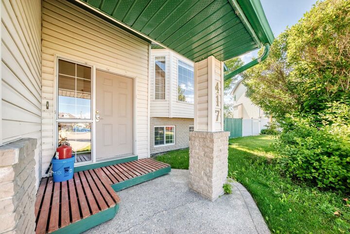 Property Photo: 417 9 Street AB T0M 0G0