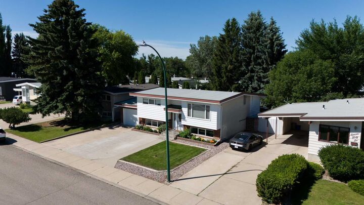 Property Photo: 1142 24 Street N AB T1H 3V5