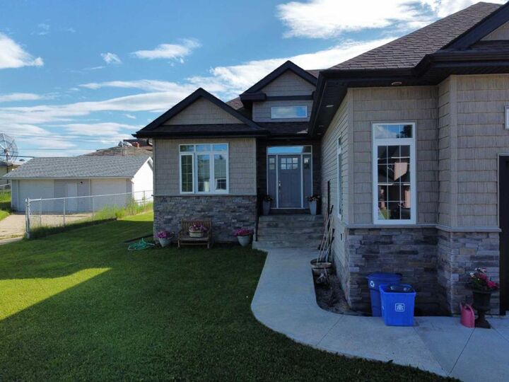 Property Photo: 805 7 Avenue AB T0H 1P0