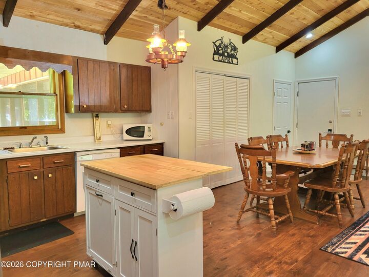 Property Photo: 8 Wolf Way PA 18661