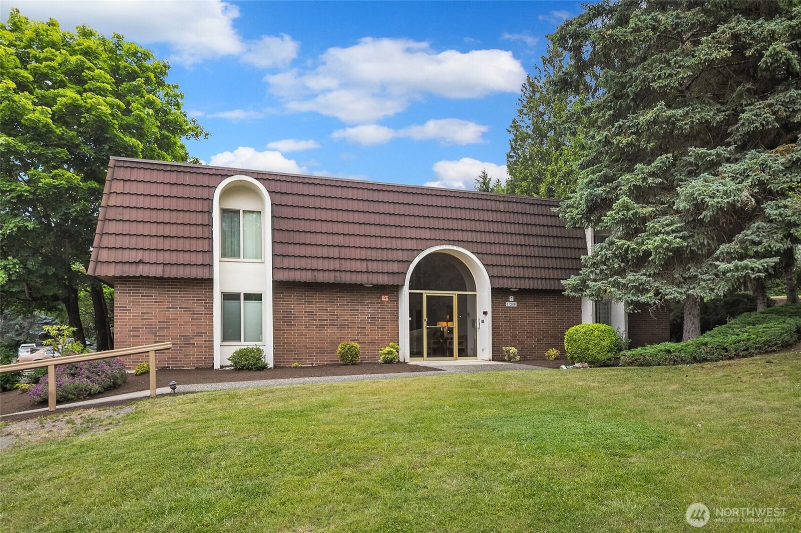 Property Photo: 11208 NE 68th 114 WA 98033