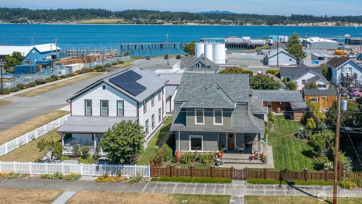 Property Photo:  1118  4th Street  WA 98221 