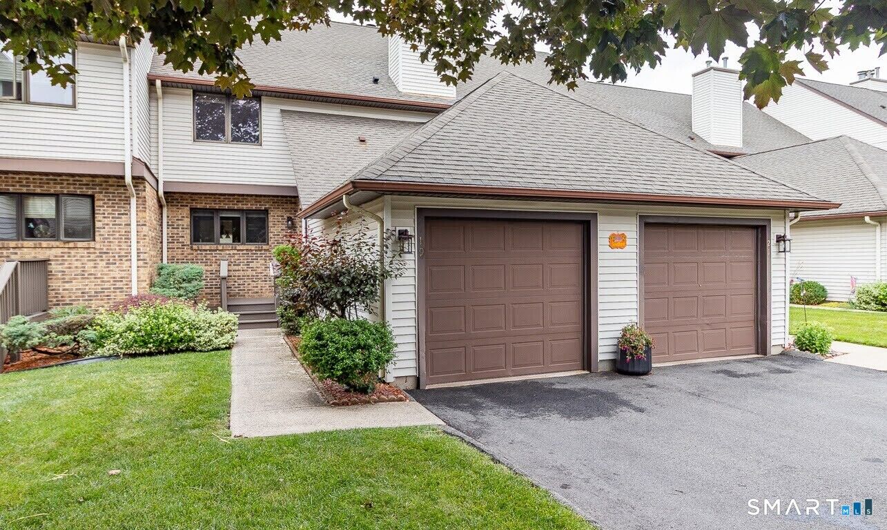 Property Photo:  19 Steeplechase Drive 19  CT 06111 