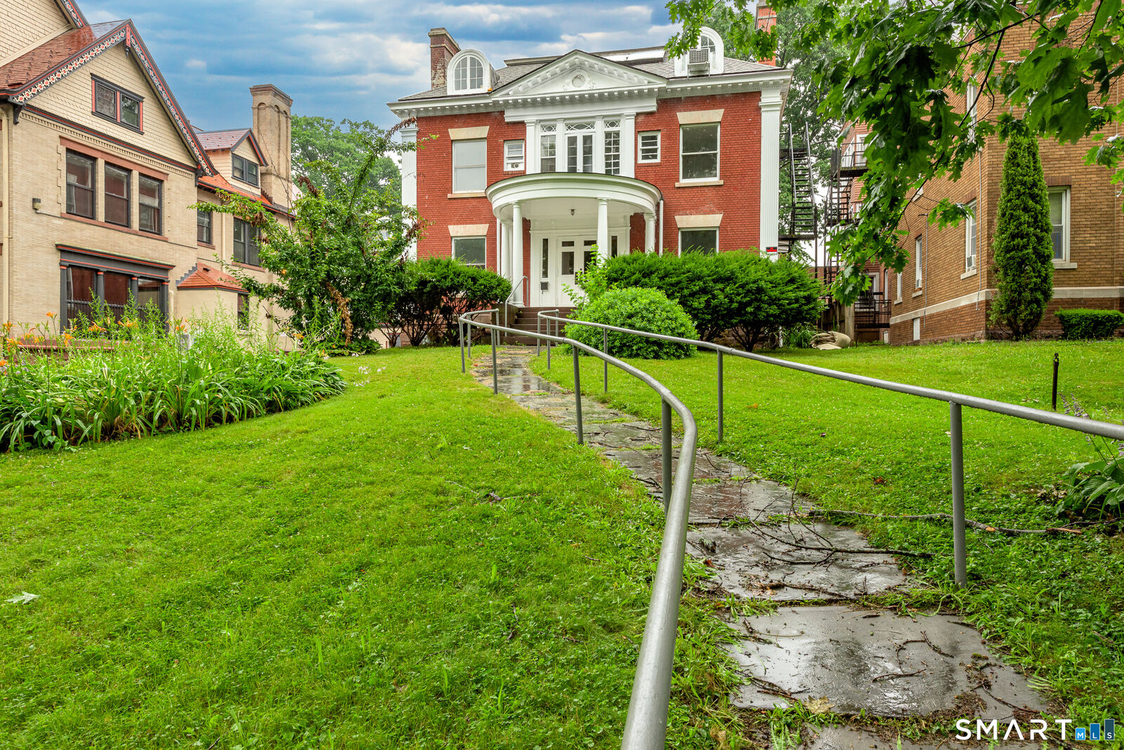 Property Photo:  350 Farmington Avenue  CT 06105 