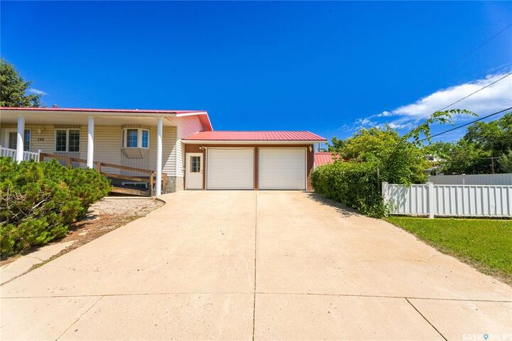 Property Photo:  126 5th Avenue W  SK S0H 1X0 
