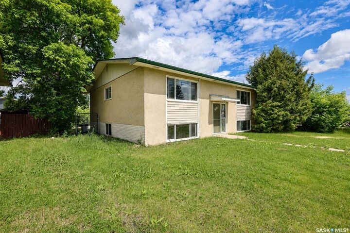 Property Photo:  616 28th Street E  SK S6V 1X9 