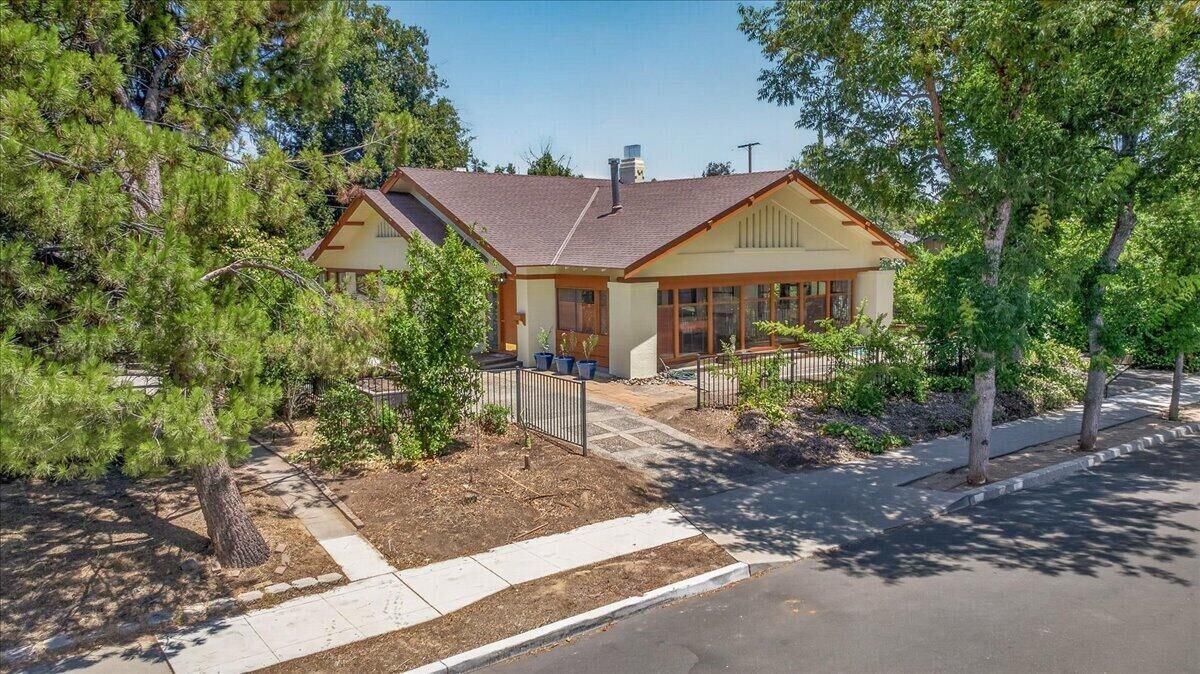 Property Photo:  641 E Yale Avenue  CA 93704 