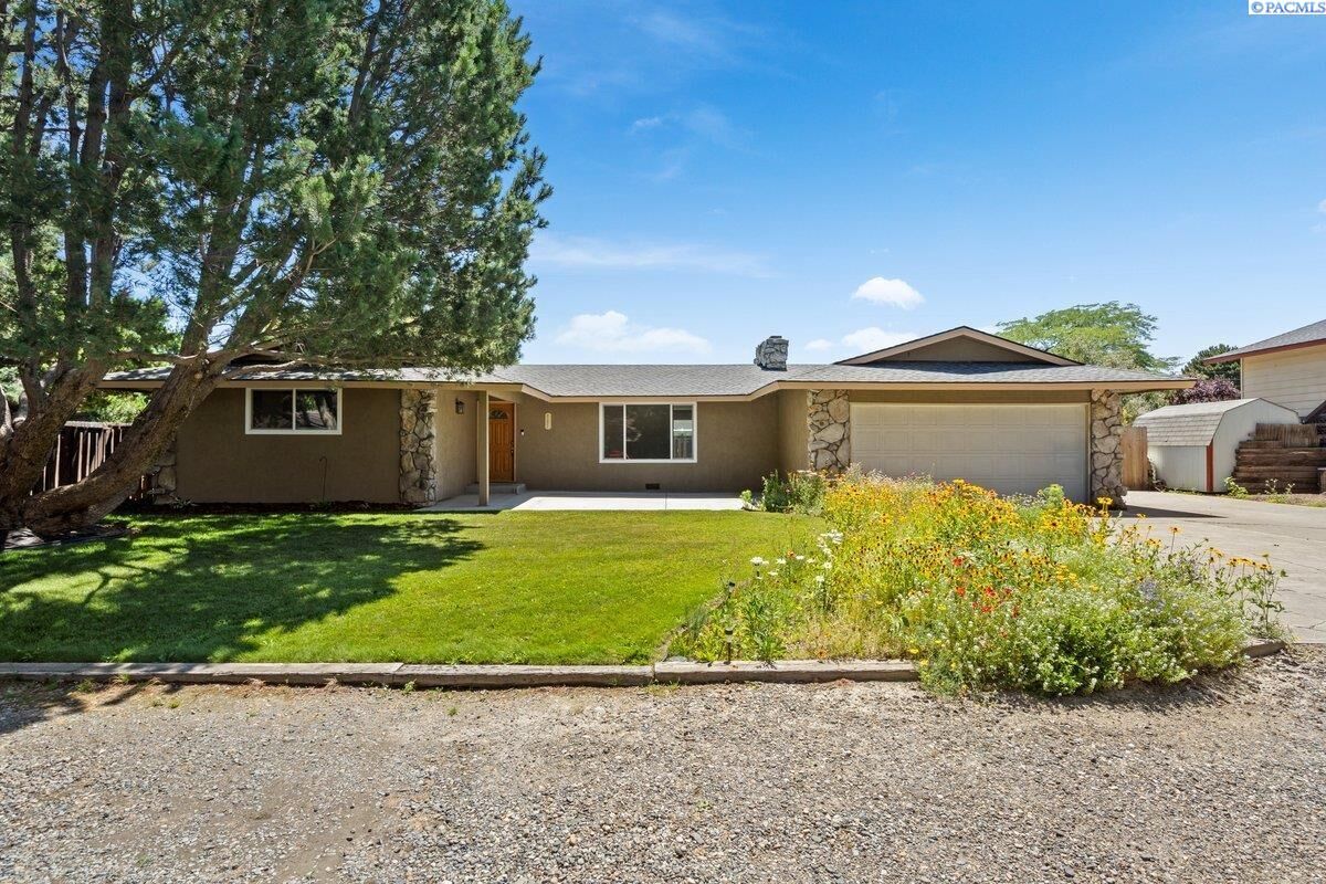 Property Photo: 827 W 25th Ave WA 99337-4248