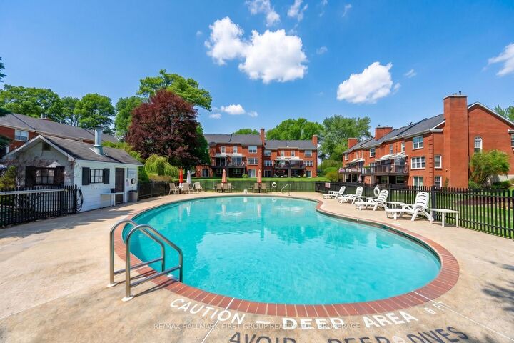 Property Photo: 15 Country Club Place ON K6V 6T7
