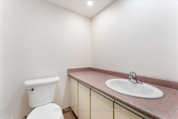 Property Photo:  360 Bloor Street E 209  ON M4W 3M3 