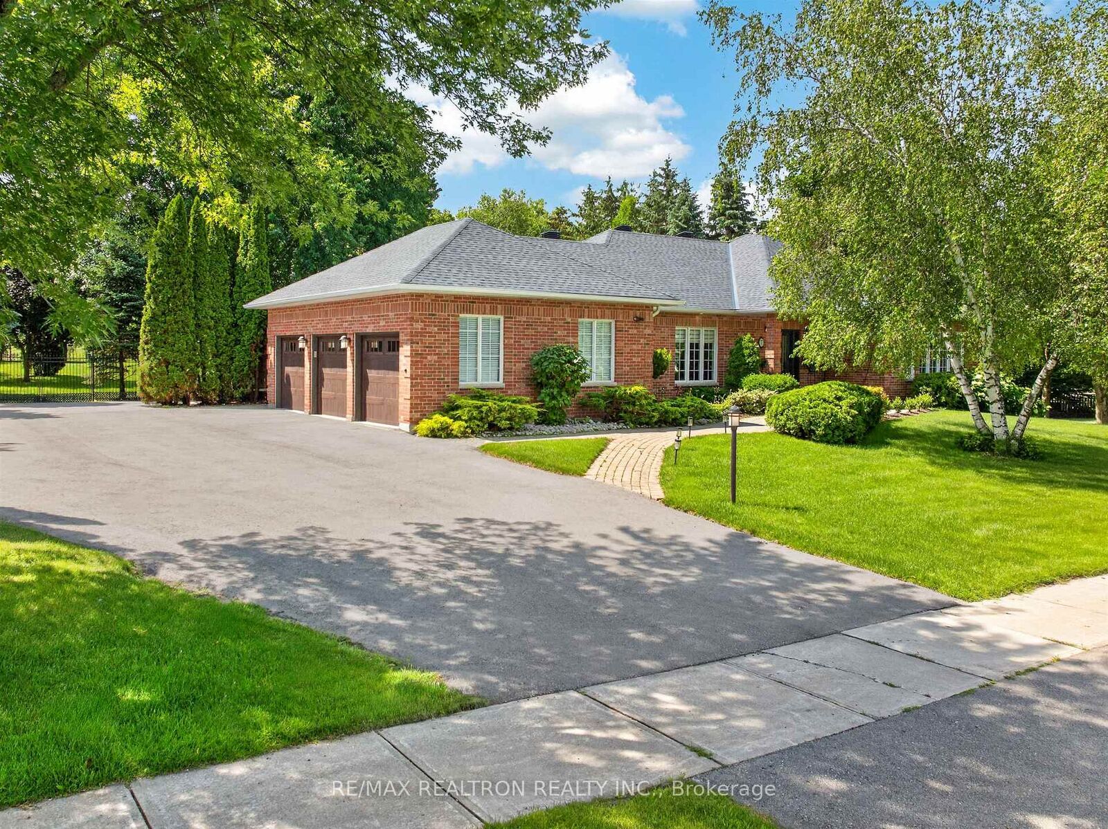 Property Photo: 7 Maplehyrn Avenue ON L0G 1V0