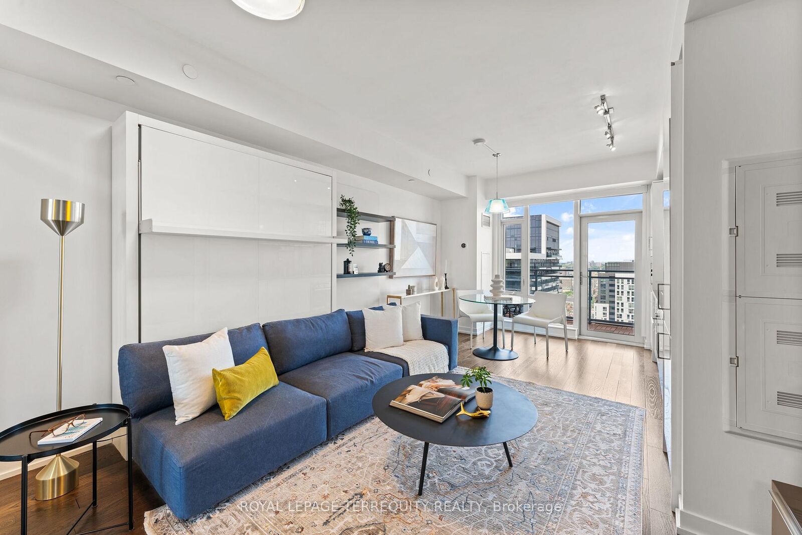 Property Photo:  21 Widmer Street 4203  ON M5V 0B8 