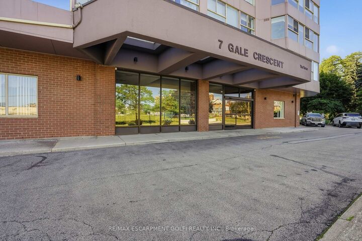 Property Photo: 7 Gale Crescent B3 ON L2M 7M8