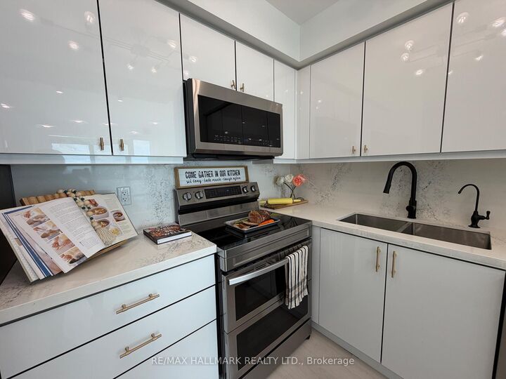 Property Photo: 5740 Yonge Street 1904 ON M2M 0B1