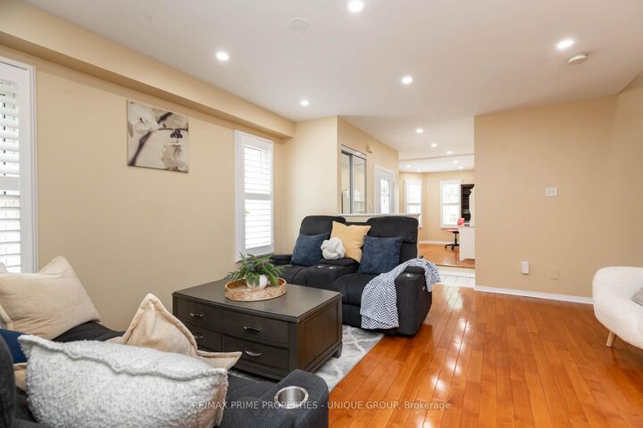 Property Photo: 25 Pine Gate Place ON L1R 2M5
