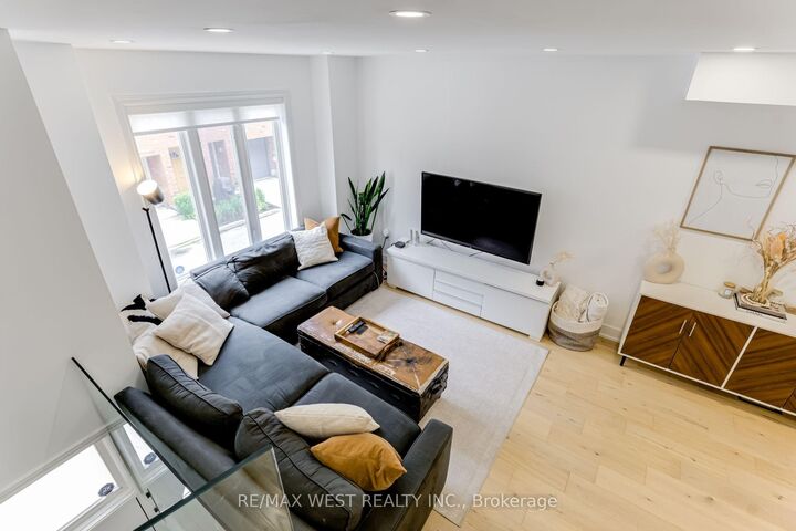 Property Photo:  12 Grogan Mews  ON M6G 4J9 