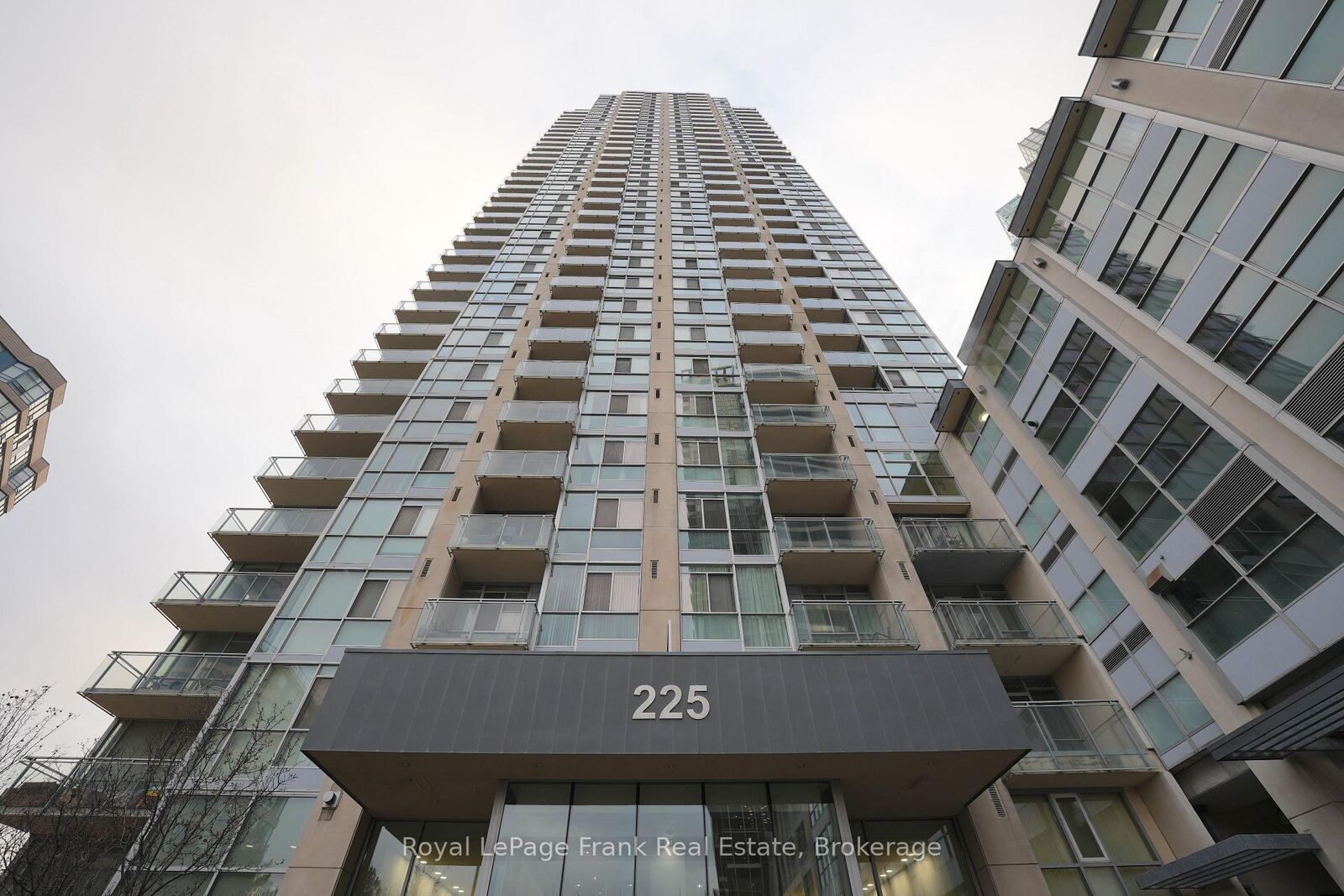 Property Photo:  225 Webb Drive 3410  ON L5B 4P2 