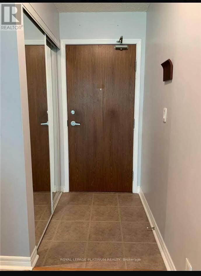 Property Photo: 33 Elm Drive W 405 ON L5B 4M2