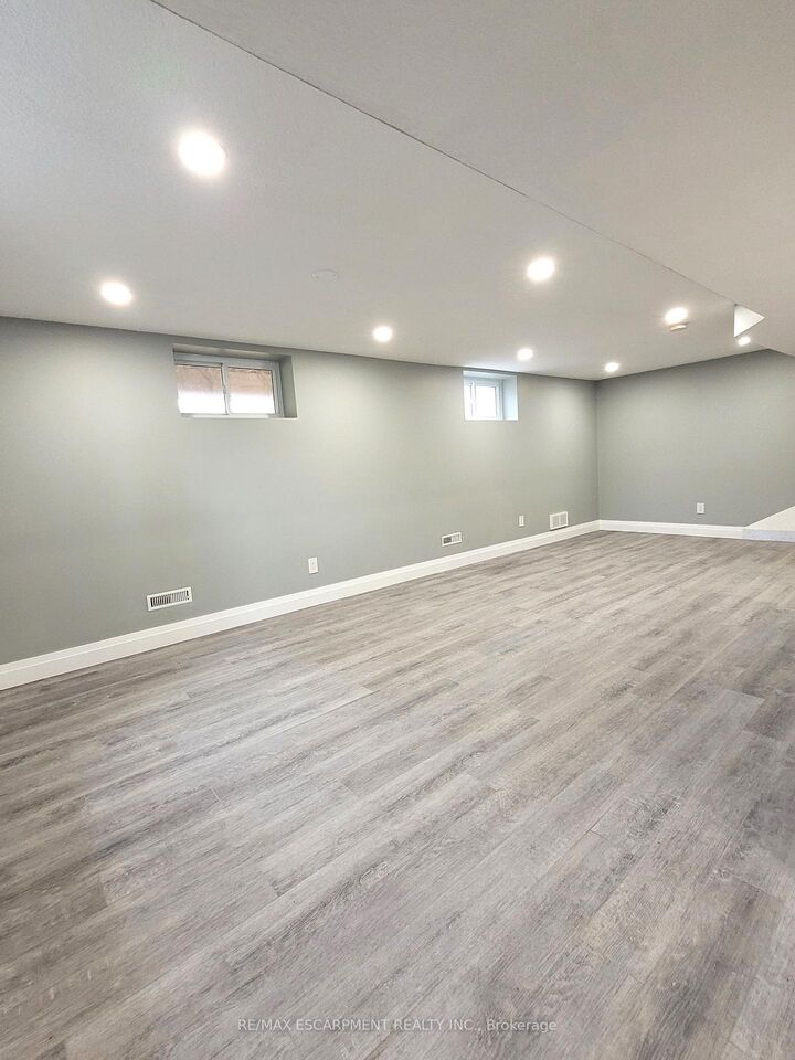 Property Photo: 76 Glenview Avenue Lower ON N1R 2W2