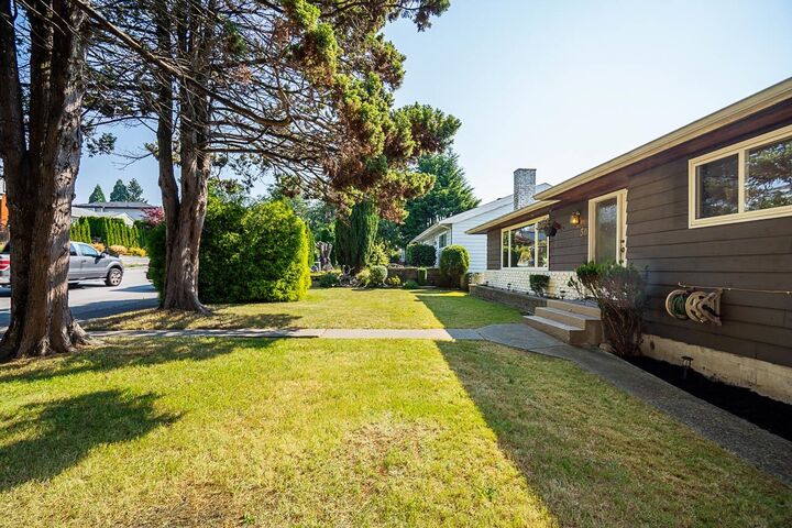 Property Photo: 50 E 10th Avenue BC V3L 4R5