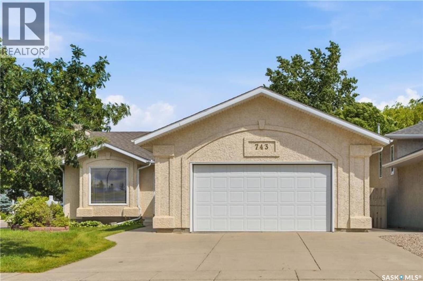 Property Photo:  743 Pezer Court  SK S7S 1J8 