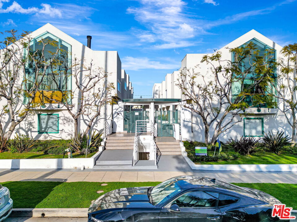 Property Photo:  807 21st St  CA 90403 