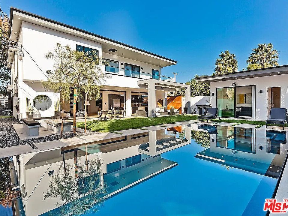 Property Photo: 14812 Morrison St CA 91403