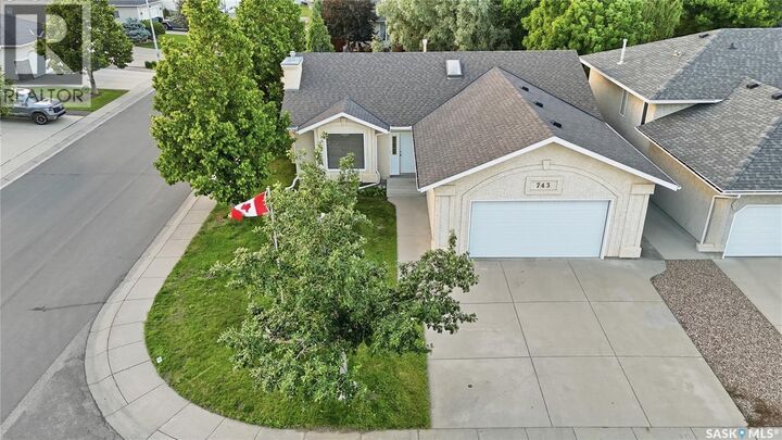 Property Photo:  743 Pezer Court  SK S7S 1J8 