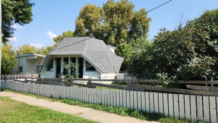 Property Photo:  1102 Rosser Avenue East  MB R7A 0Z6 