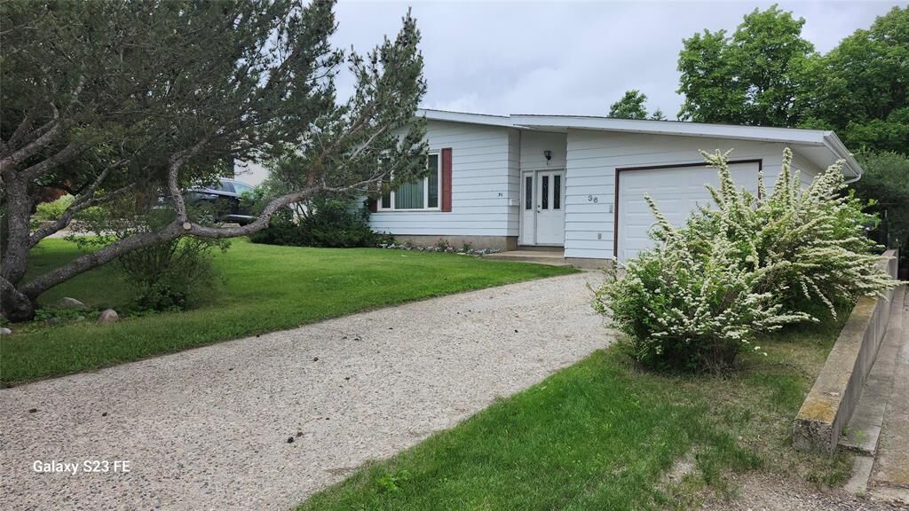 Property Photo: 36 Magnacca Crescent MB R7B 2N9