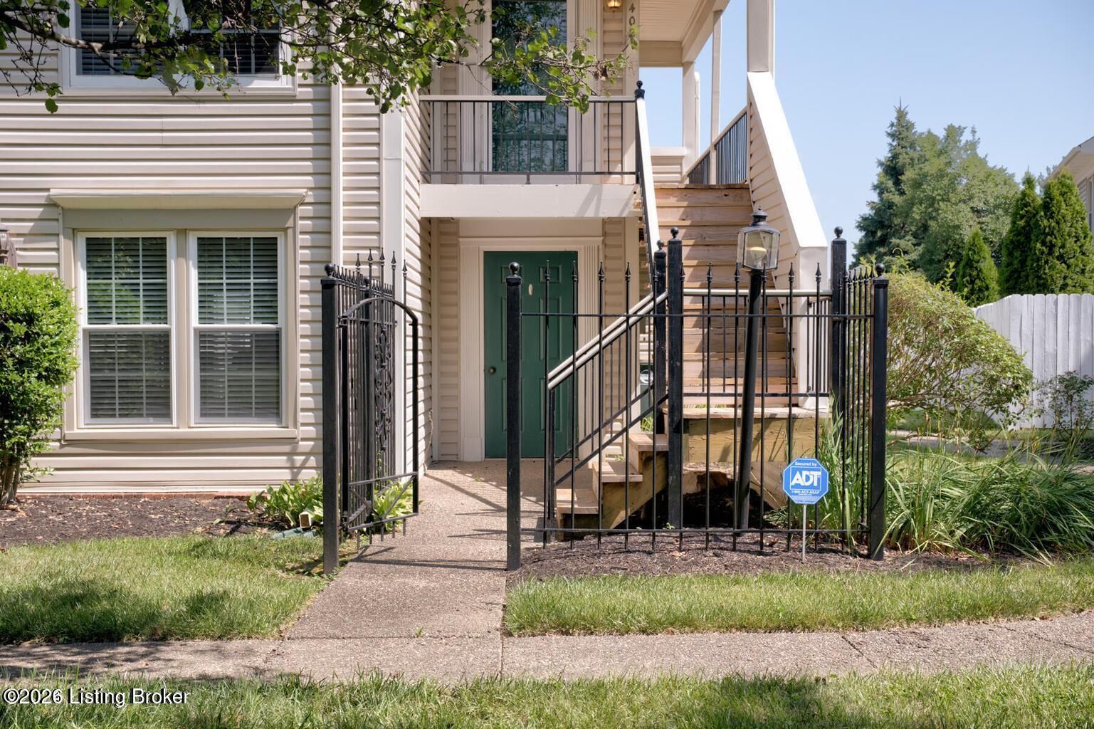 Property Photo: 10402 Timberwood Cir KY 40223