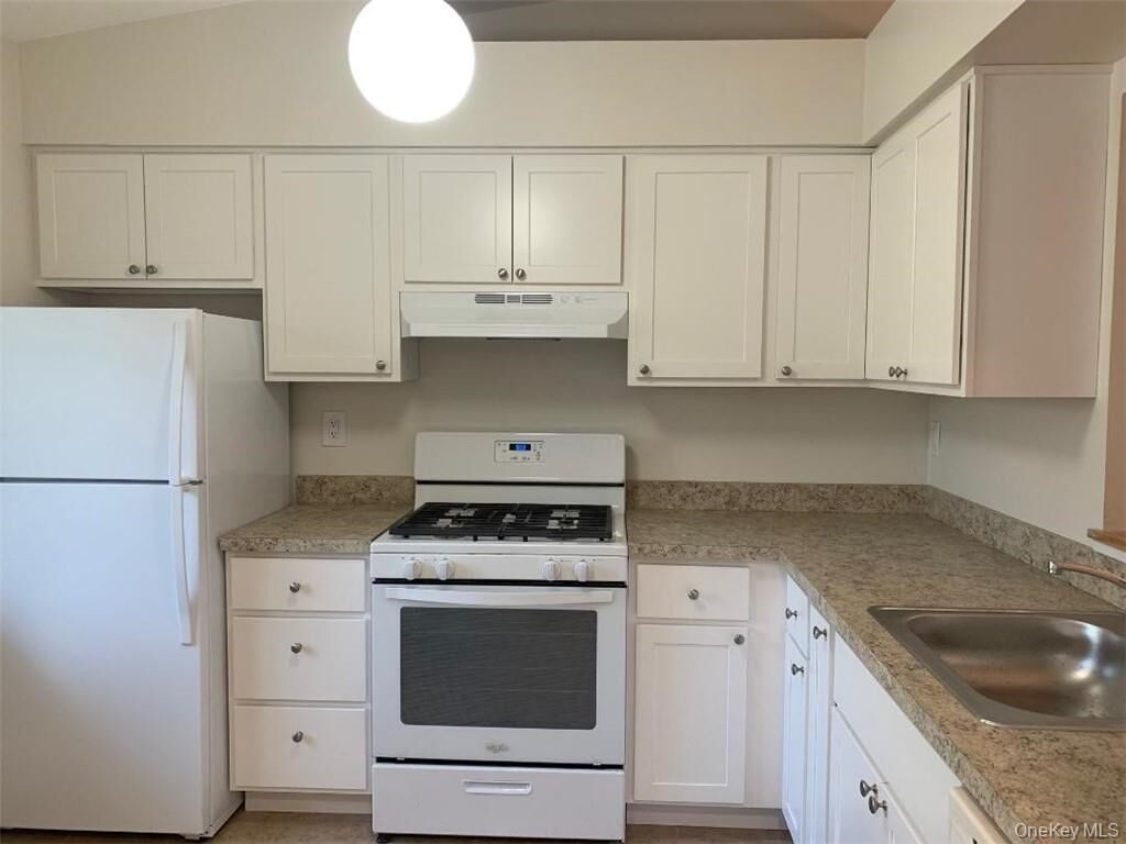Property Photo: 85 N Middletown Road D2 NY 10954
