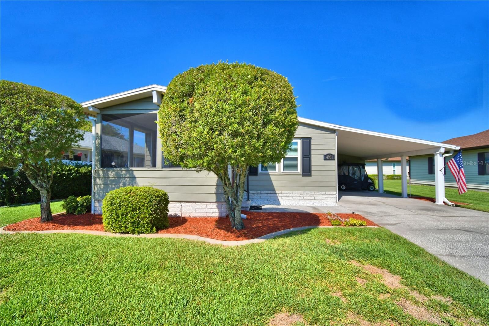 Property Photo: 4901 Colonnades Circle E FL 33811
