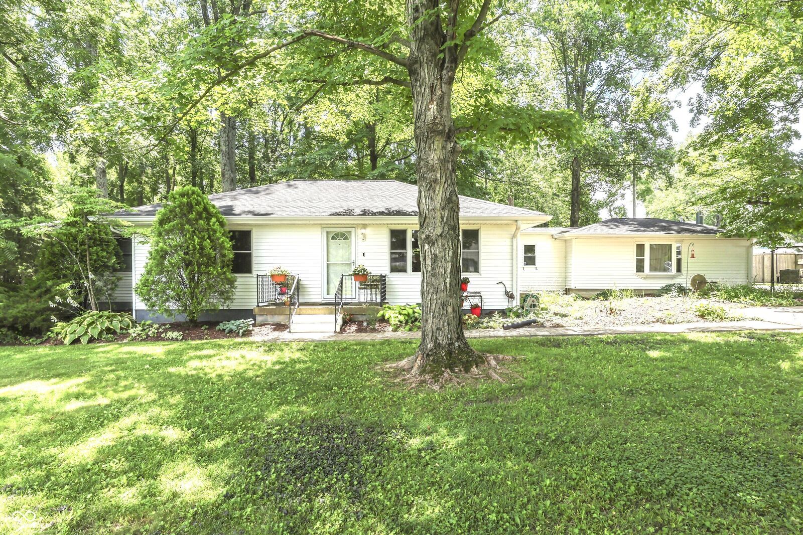 Property Photo: 5621 W Smokey Row Road W IN 46143