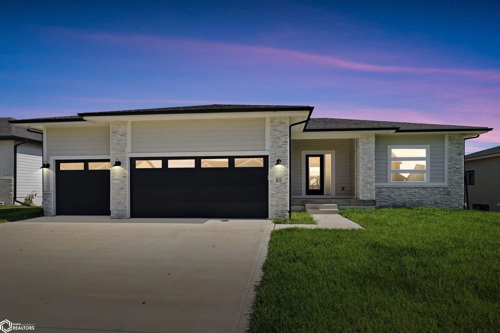 Property Photo:  65 NW Hidden Knoll  IA 50263 