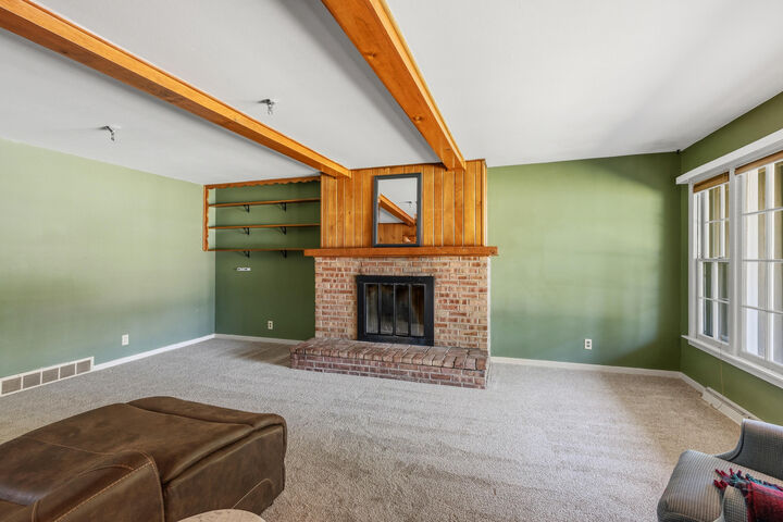 Property Photo: 7873 N Edgeworth Dr WI 53223