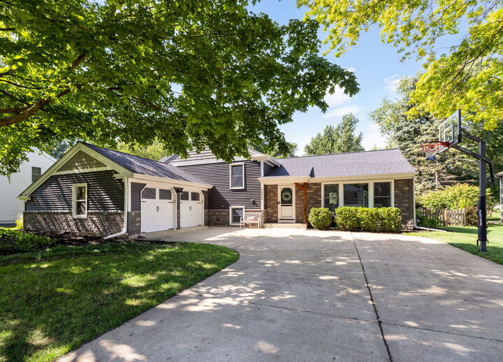 Property Photo: 1055 Cardinal Court IL 60510