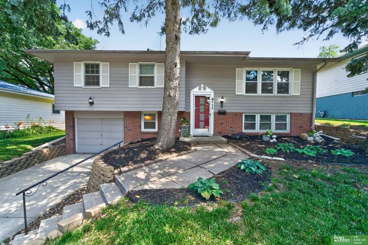Property Photo: 5111 S 94th Avenue NE 68127