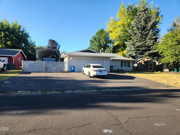 Property Photo: 5201 Laurelwood Drive OR 97603