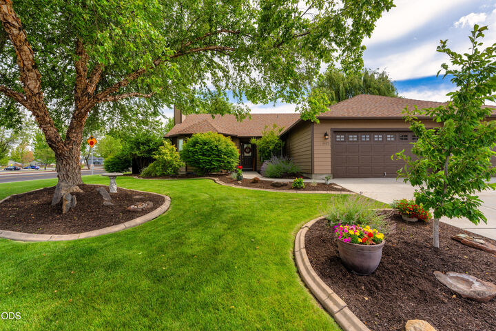 Property Photo: 1922 NW Wildflower Place OR 97756