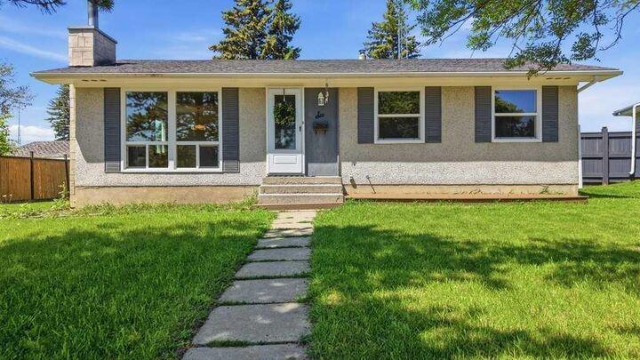Property Photo:  6 Onlsow Square  AB T4N 5C6 