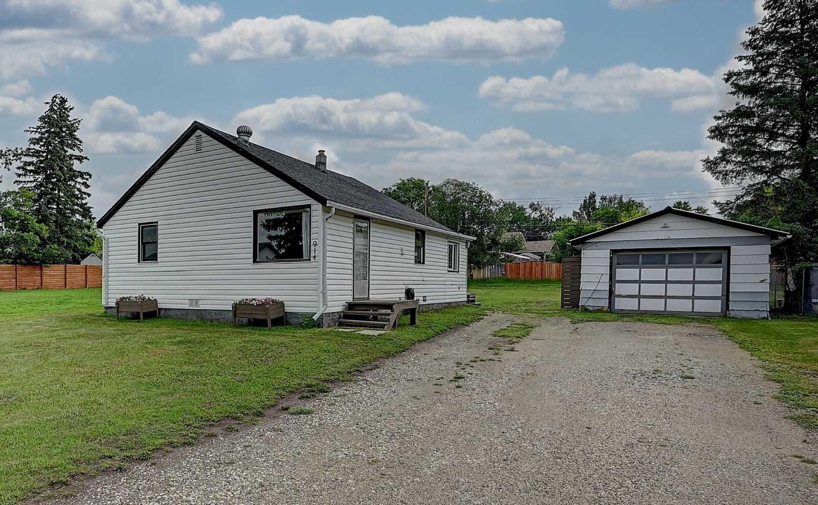 Property Photo:  914 6 Avenue  AB T0H 0C0 