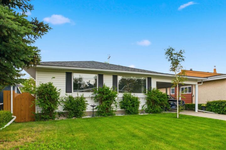 Property Photo: 4752 Nipawin Crescent NW AB T2K 2H9