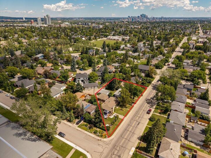 Property Photo:  4520 26 Avenue SW  AB T3E 0P9 