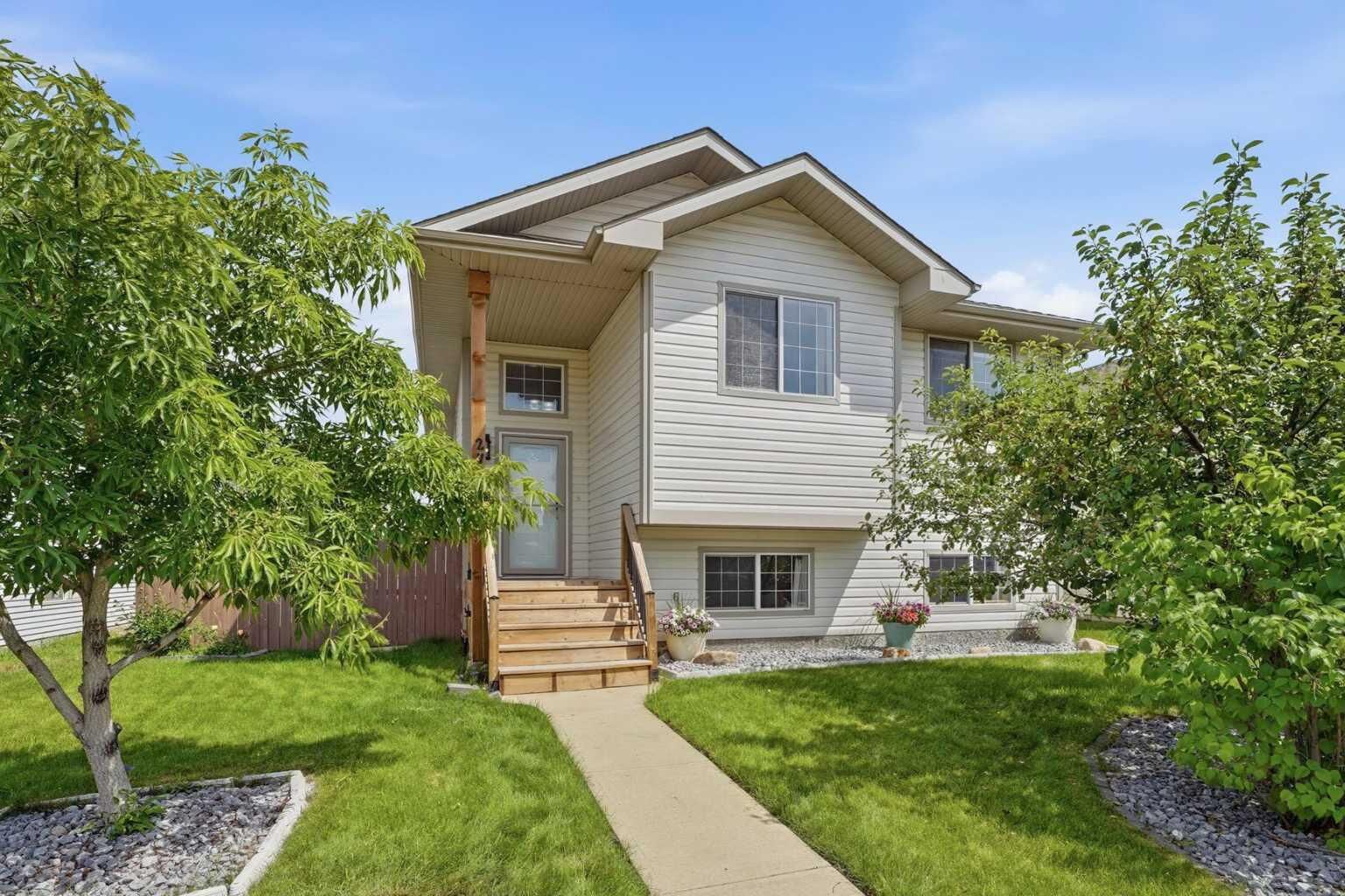 Property Photo:  27 Hallgren Drive  AB T4S 1W6 
