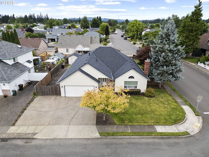 Property Photo:  556 SE 10th Ave  OR 97013 