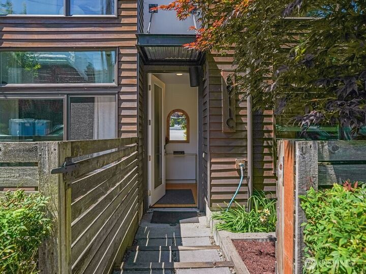 Property Photo:  6911  California Avenue SW C  WA 98136 