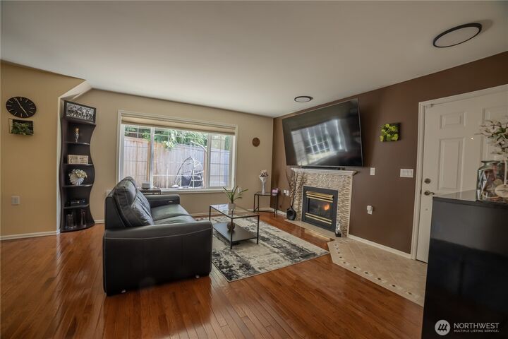 Property Photo: 15633 44th Avenue W B-1 WA 98087