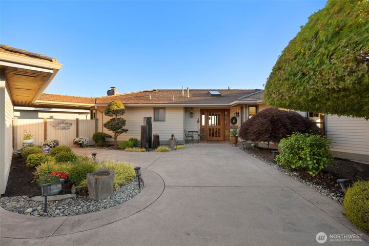 Property Photo: 13705 68th Avenue W WA 98026