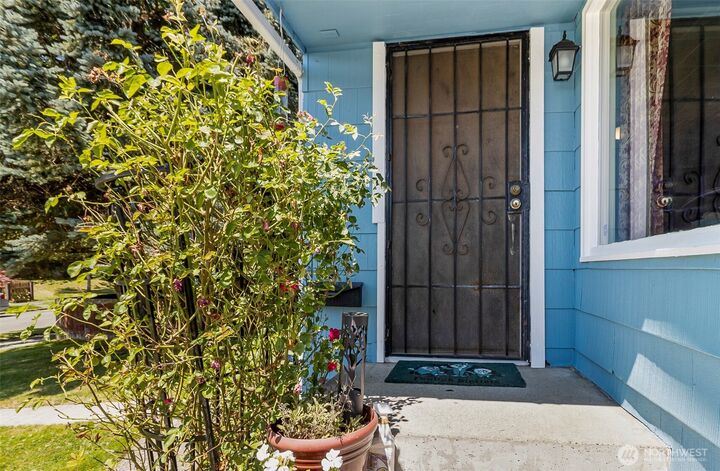 Property Photo:  2423  Chestnut Street  WA 98201 